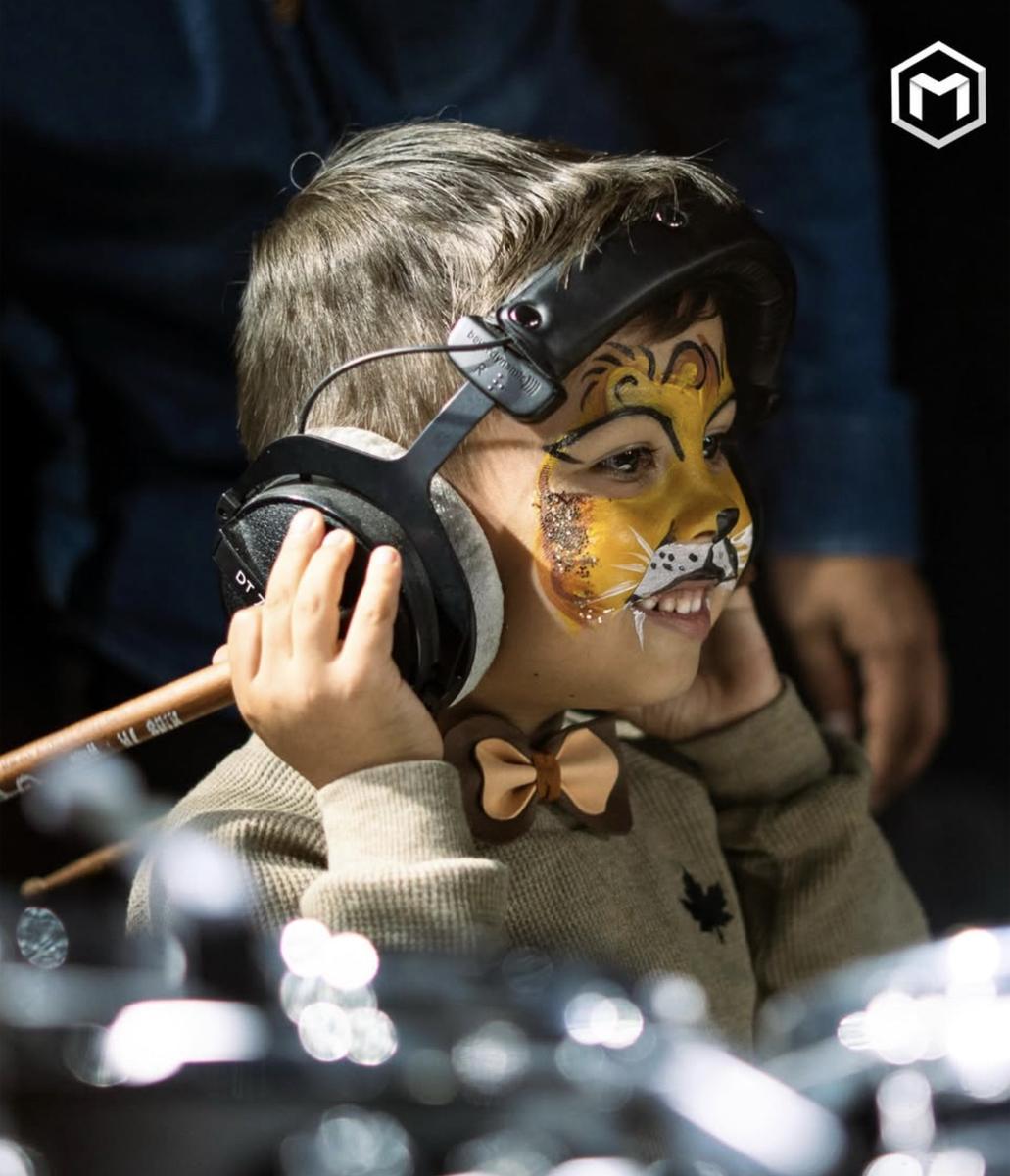 Pequeño estudiante de iniciación musical