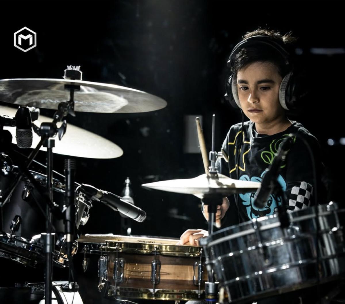 Estudiante de batería en concierto